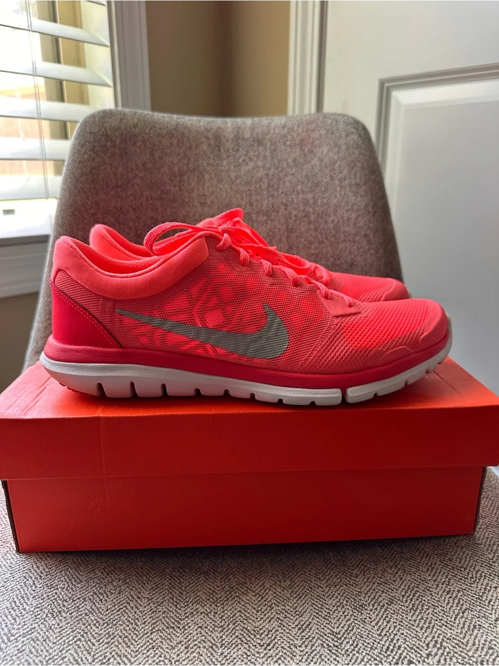 Nike Women's Neon Coral Flex 2015 Mesh Running Sneakers Size 10